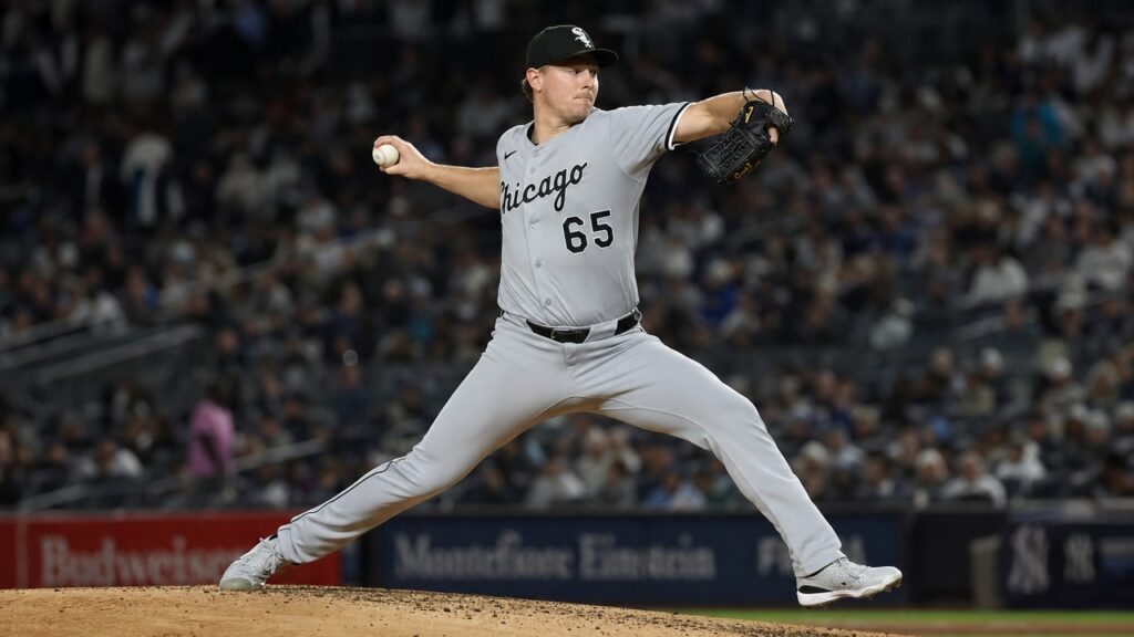 Davis Martin pitching for the Chicago White Sox